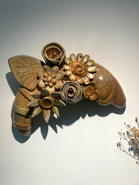 bee with flowers wall hanging wood fired